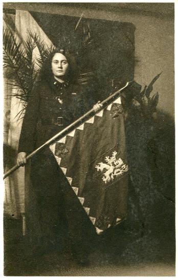 Prapor vo.j illeg. hnutí Věrný pes se sestrou Janou (M. Valterová)