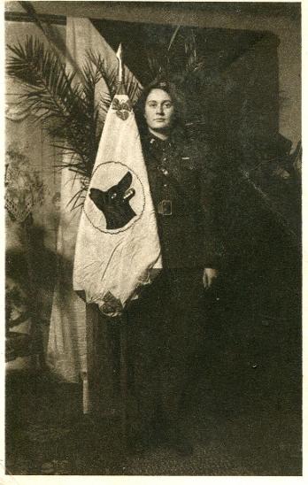 Prapor vo.j illeg. hnutí Věrný pes se sestrou Janou (M. Valterová)