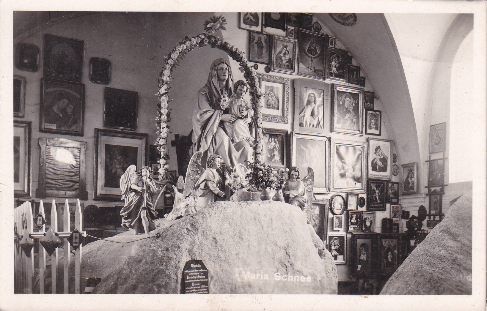 Panna Marie na kameni