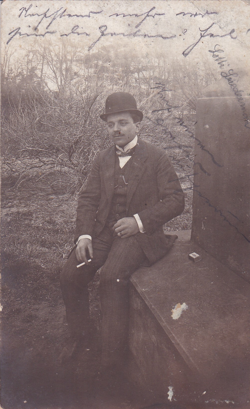 (Fotografie muže s cigaretou)