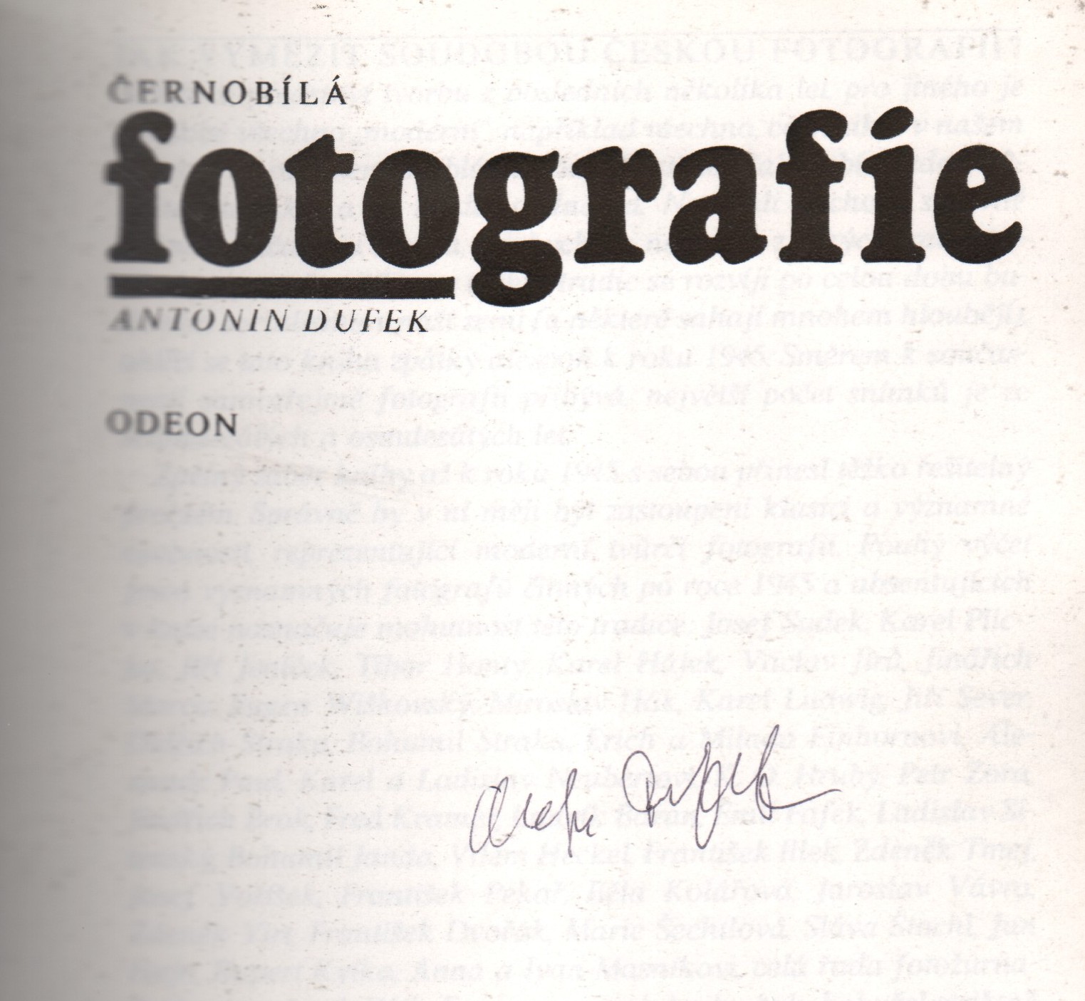 Černobílá fotografie (podpisy)