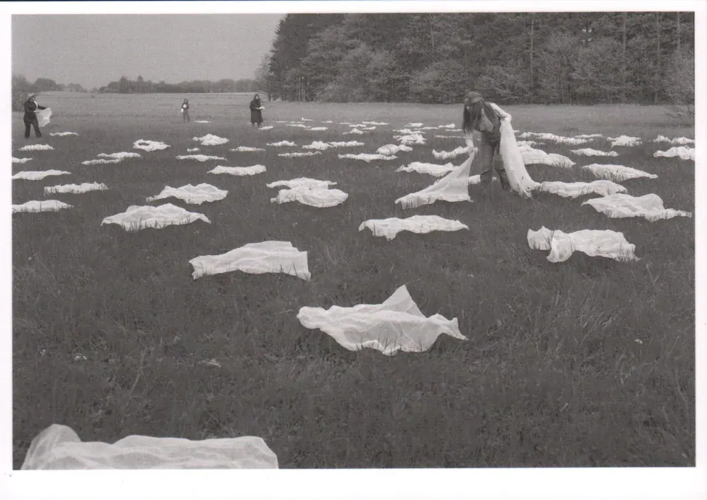 Zorka Ságlová: Kladení plín u Sudoměře, květen 1970