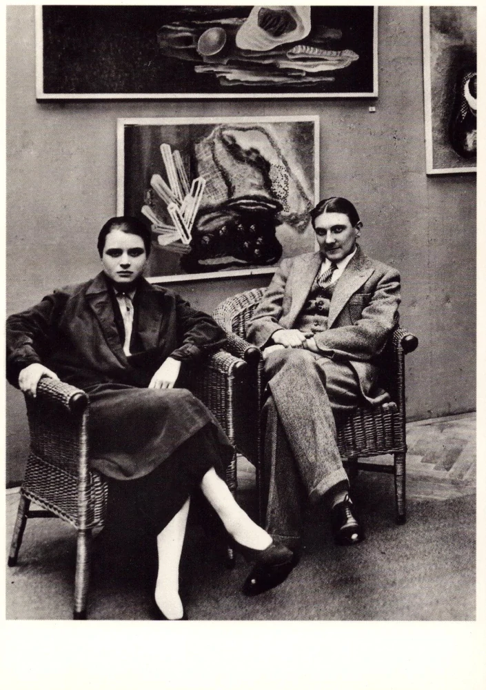 Die tschechische Malerin Toyen (1902-1980) mit ihren Kollegen Jindřich Štyrský 1931 in Prag