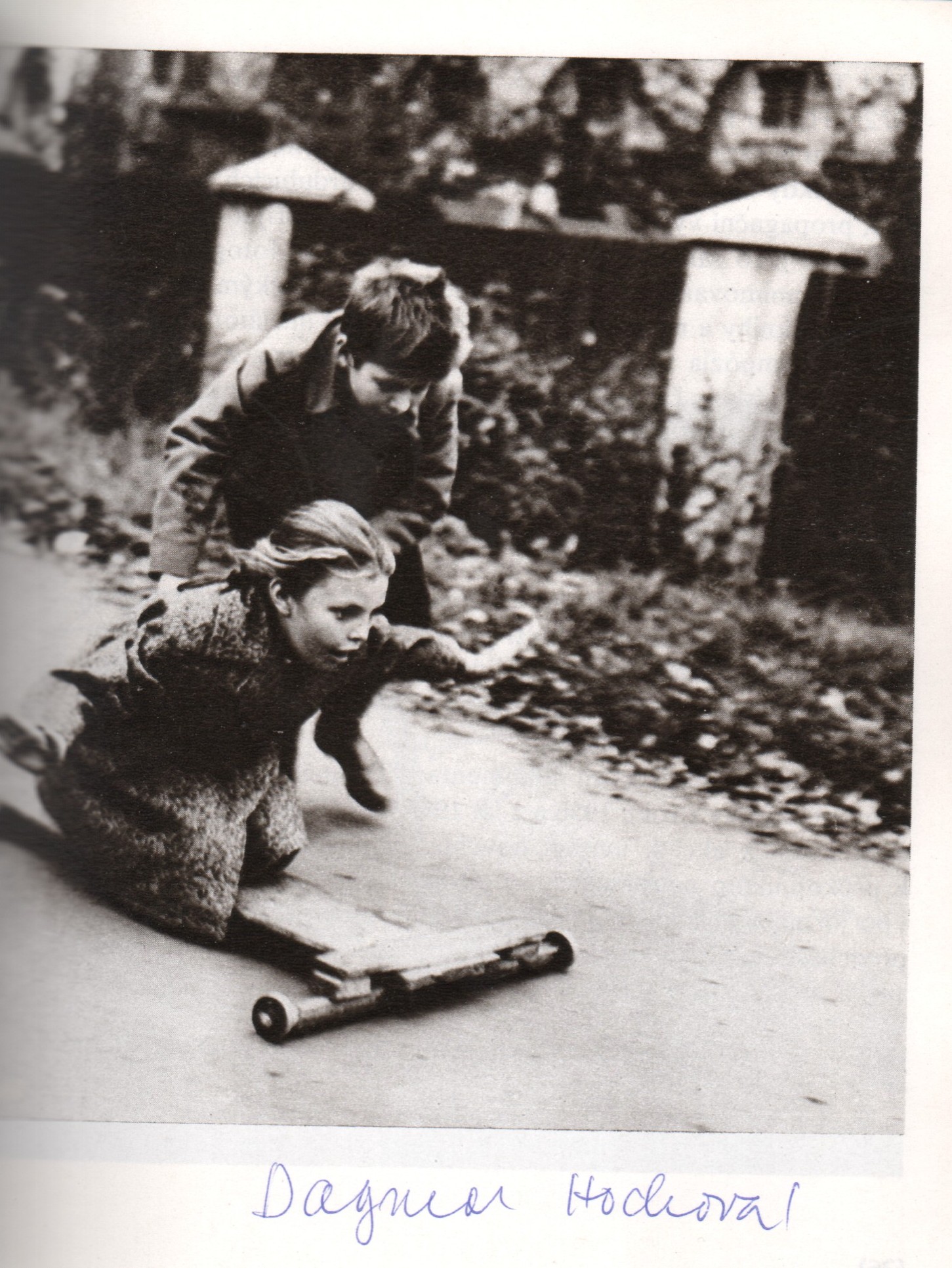 Černobílá fotografie (podpisy)