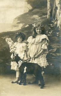 Přání - holčičky s kůzlátkem