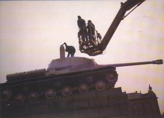 David Černý & Neoúchvatní: Růžový tank (1991) / The pink tank (1991)