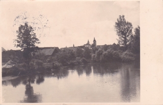 (Pohled na město přes vodní hladinu)