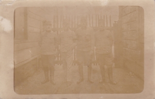 (Fotografie vojáků)