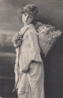 (Dívka s košem květin)