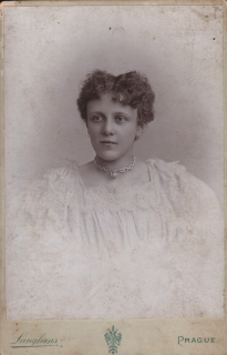 (portrét mladé ženy)